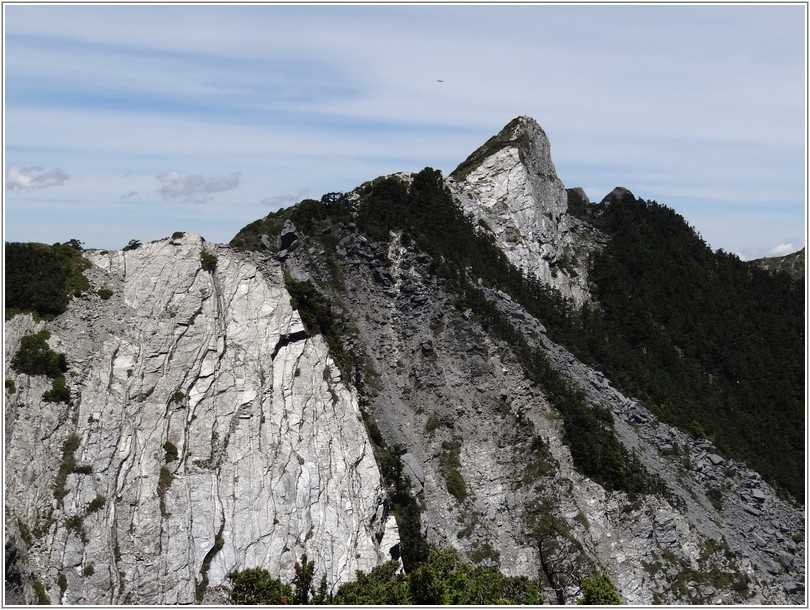 2012-07-13 11-29-17巴巴山看南湖南峰.JPG